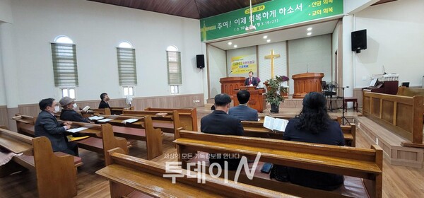 김제 용산교회에서 저온저장고 기공을 기념하는 예배가 진행되고 있다.