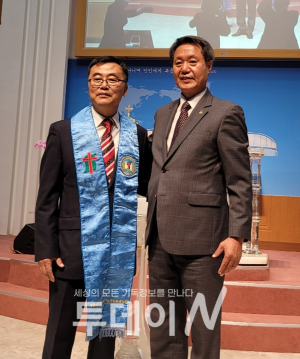 신임회장 김형근 장로(왼쪽), 직전회장 박동찬 장로(오른쪽)
