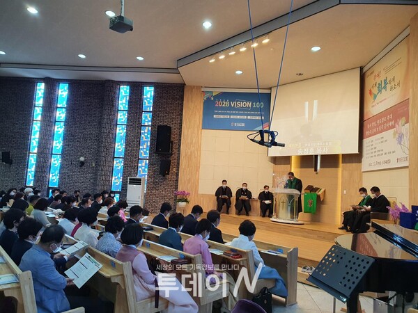 성산포교회는 7일 김경운 목사 위임 및 항존직 은퇴 임직 감사예배를 개최했다.