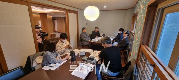 부산복음화운동본부 임원단이 17일 개최하는 기념성회에 대해 기자들에게 설명하고 있다.