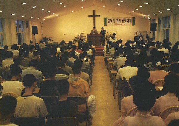 2000년 대동교회 새성전을 완공하고 입당 감사예배를 드리고 있다.