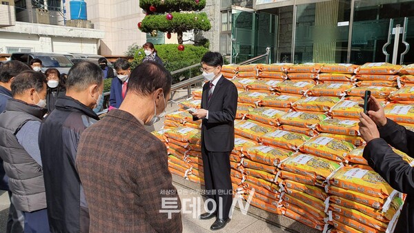 '제13회 이웃사랑 쌀 나눔'을 위해 기도하고 있는 이근형 목사(소정교회)