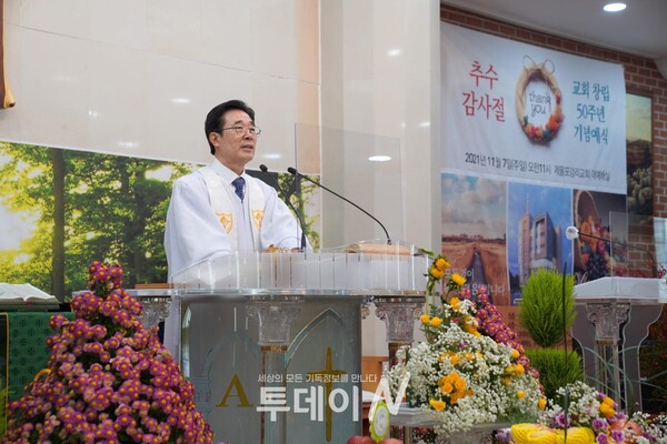 말씀을 선포하고 있는 제물포감리교회 김용학 목사