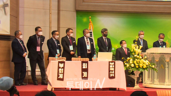 예장 통합 광주노회 제36회 신임 임원들이 참석한 노회원들에게 인사하고 있다.