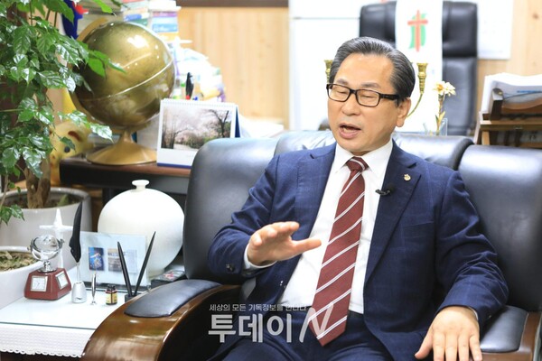 박귀환 목사가 인터뷰를 진행하고 있다.