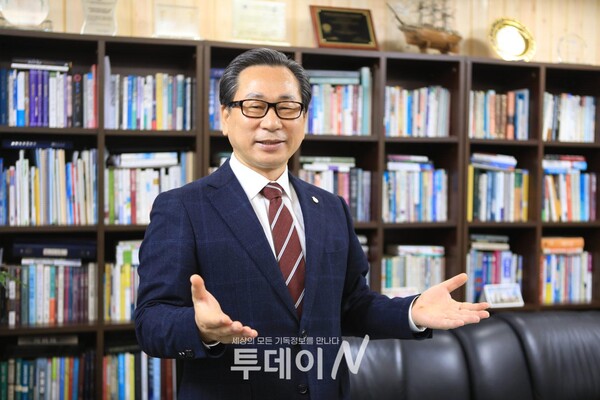 천안아산노회 노회장 취임 인터뷰에서 사진 찍고 있는 박귀환 목사