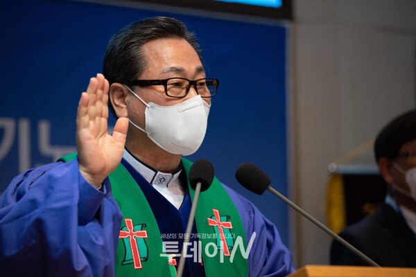 천안아산노회 정기노회에서 노회를 이끌어가고 있는 박귀환 목사