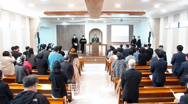 제주성산교회는 14일 장로, 권사 임직 감사예배를 개최했다.