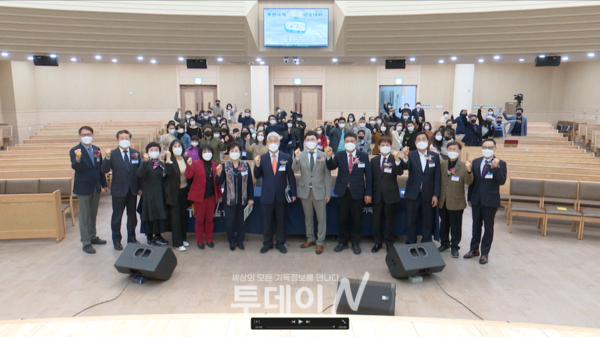 CTS부산방송 운영위원회와 내빈, 참가자들이 함께 기념사진을 촬영하고 있다.