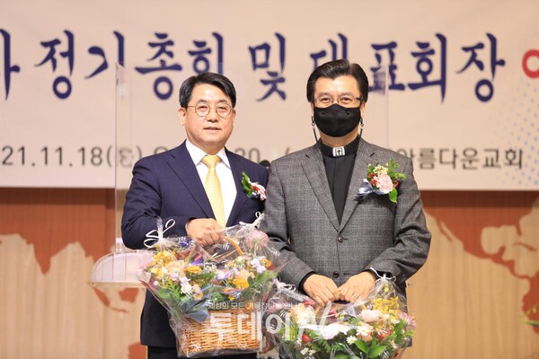 왼쪽부터 51대 대표회장 김신점 목사, 신임 회장 안병찬 목사