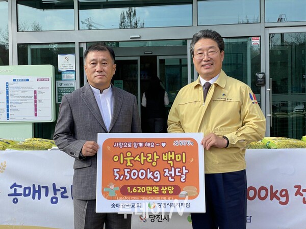 왼쪽부터 송매교획 김종필 목사 김홍장 당진시장