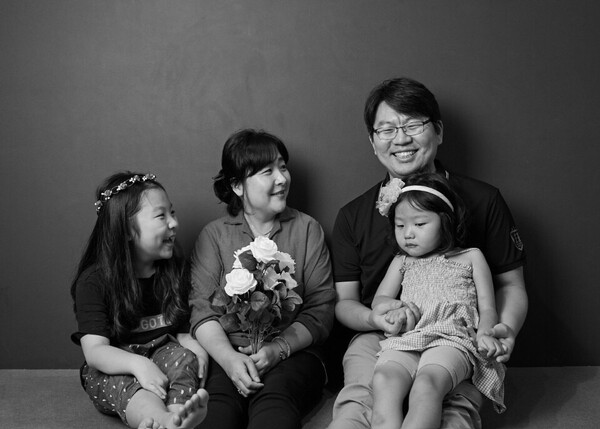 박덕희 목사의 가족 - 사랑스러운 아내 안수연 사모와 두 자녀 박나은, 조은.  @출처=박덕희 목사