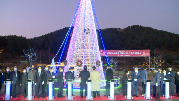 예배 참석자들이 성탄의 불을 밝히고 있다.