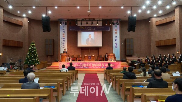 2021 서귀포시 성탄트리점등예배가 28일 서귀포교회에서 열렸다.