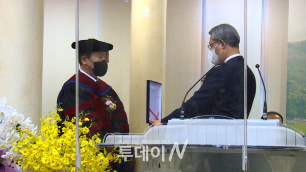 김경윤 총장(왼쪽) 취임패 전달식이 진행되고 있다.