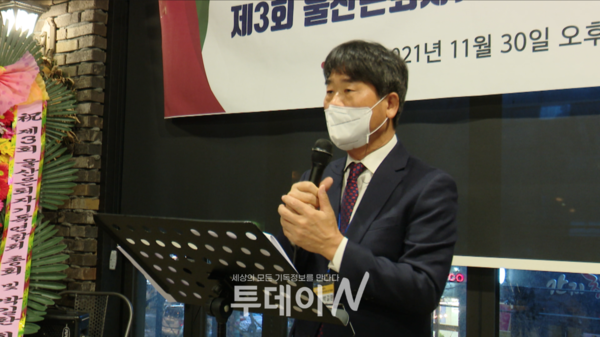 박길환 신임회장이 예배를 진행하고 있다.