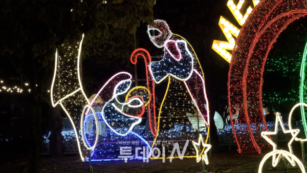 제13회 부산크리스마스트리문화축제는 2022년 1월 9일까지 용두산공원에서 열린다.