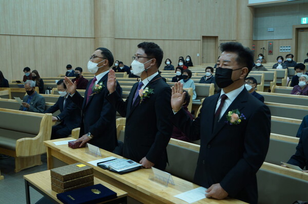임직자들이 장로 서약식을 하고 있다.(@출처=울산 대현교회)