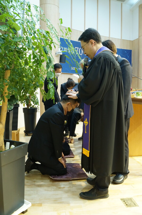 노세영 목사가 임직자들에게 안수하고 있다. (@출처=울산 대현교회)