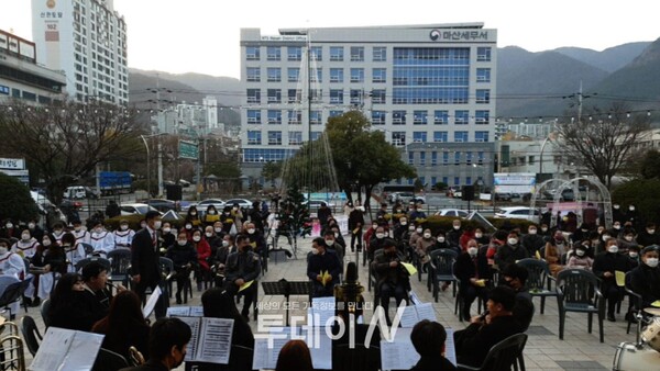 마산합포구청에서 성탄트리 점등식이 진행하고 있다. @출처=예장 고신 경남남마산노회