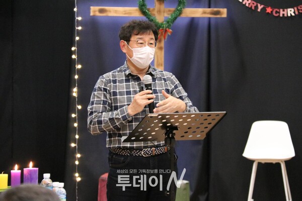 강의를 펼치고 있는 '메타버스 교회학교'의 저자 김현철 목사(행복나눔교회).