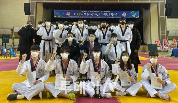 '제48회 전국대학태권도 개인선수권대회’에서 고신대학교 태권도선교학과 선수단이 메달을 목에 걸었다.