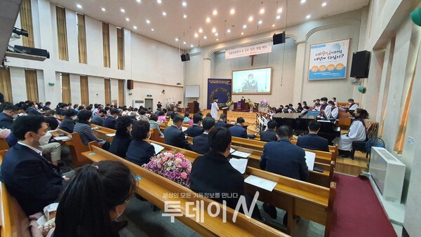 원로장로 추대 및 임직 은퇴 취임예식이 진행 중인 안동 용상교회