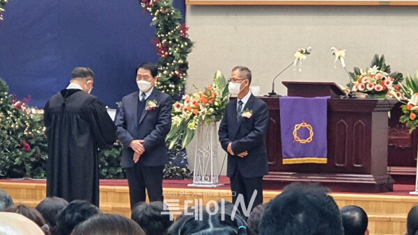 이용준 장로(좌)와 김종하 장로(우)가 은퇴 기념패를 전달받고 있다.