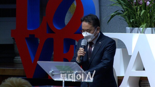 CTS경남방송 윤종은 지사장이 헌금기도를 하고 있다.