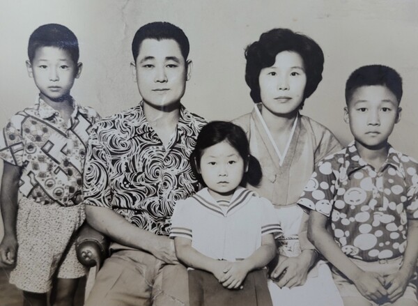 김동환 목사(오른쪽 끝)의 가족