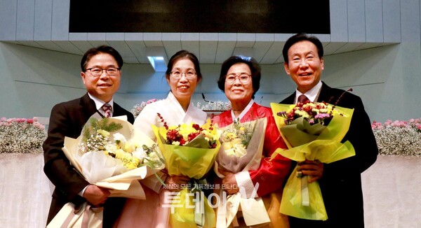 서인석 목사(왼쪽)와 김애리 사모, 김경윤 목사(오른쪽)와 이선애 사모가 함께 환한 웃음으로 이날을 기념했다.