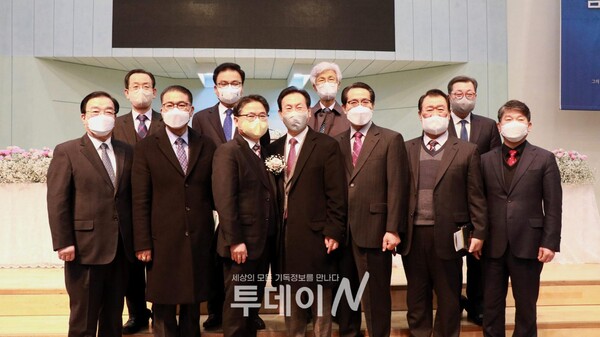 목포제일노회 임원들과 함께 한 서인석 목사와 김경윤 목사