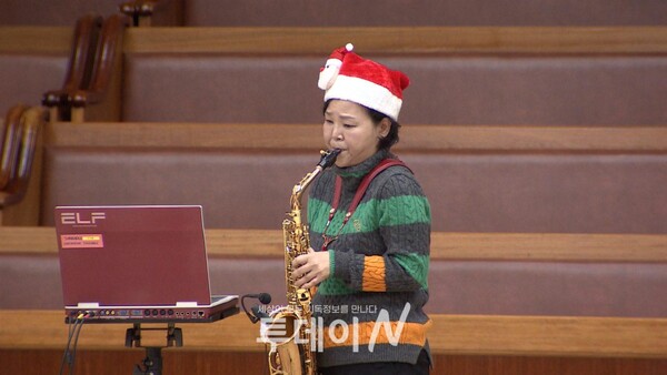 박금순 권사가 크리스마스 축하 색소폰 연주를 했다.
