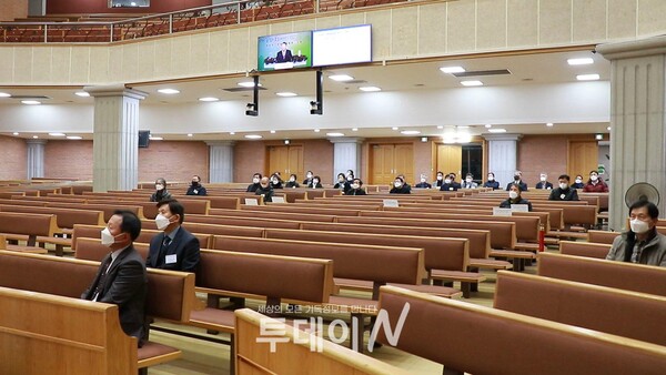 한국기독교장로회 군산장로회 장로들이 2일 군산성광교회에서 열린 '일일 교육대회'에 참석해 특강을 듣고 있다.