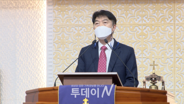 한국기독교군선교연합회 동부지회 서기 오성수 목사가 사회를 맡아 예배를 인도하고 있다.