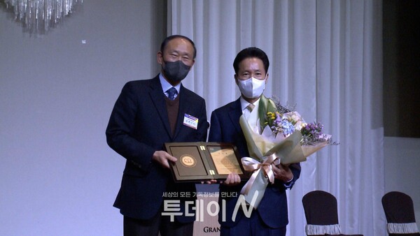왼쪽부터 김관수 장로, 김장주 대표이사