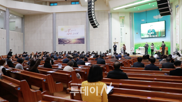19일 전주 초청교회에서 예장 합동 전북지역 16개 노회 연합기도회가 진행되고 있다.