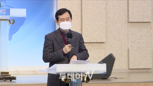 춘천기독교 120년사 집필위원 김동정 장로가 진행사항을 소개하고 있다.