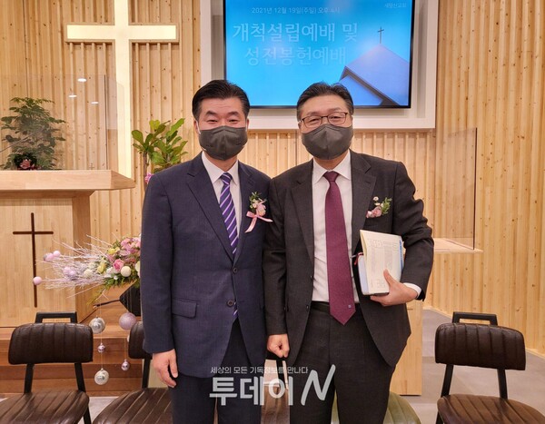 (사진 왼쪽부터) 새왕산교회 서경원 목사와 인천공항교회 장성현 목사