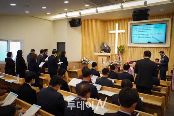 중부연회 정연수 감독이 새왕산교회 성전 봉헌예식을 진행하고 있다.