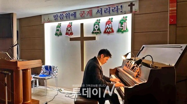 피아노 연주를 하고 있는 김기경 피아니스트.