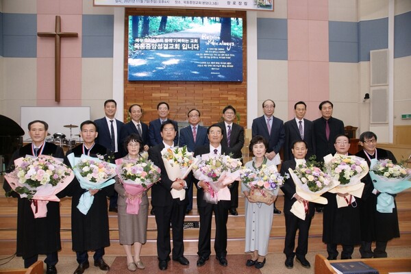 조성현 목사(앞줄 좌에서 4번째)와 김용운 원로목사(앞줄 중앙)이 임직자와 사진을 찍고 있다.(@출처=옥동중앙교회)