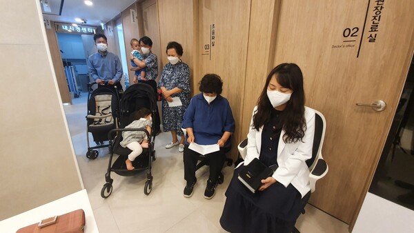 서울삼성내과의원 진료실 앞에서 가족과 함께 예배를 드리고 있다.