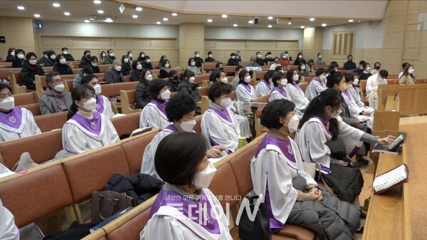 첫날 부흥회에 참석한 성도들이 송태근 목사의 설교를 듣고 있다.