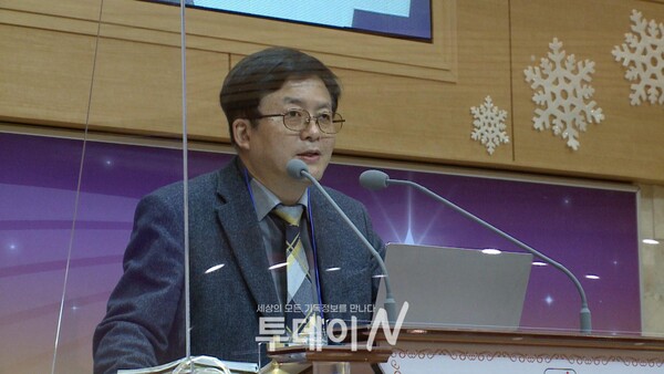 김하연 목사가 강연을 진행하고 있다.