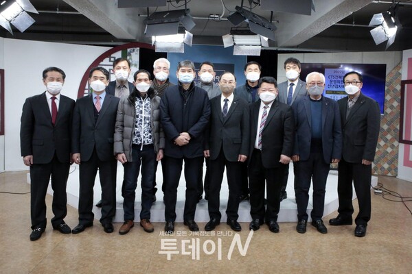 CTS전북방송 운영위원회 신년하례에 참석한 회원들이 단체사진을 촬영하고 있다.