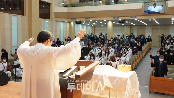 큰나무교회 2021 송구영신예배에서 김홍구 목사가 축도하고 있다.