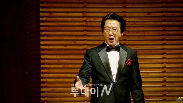 바리톤 김동식이 '투우사의 노래'를 부르며 관객과 함께 호흡하고 있다.