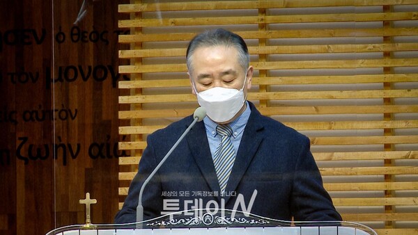 단장 김순기 장로가 힘든 환경 속에서도 입당 감사 콘서트를 열게 하신 하나님께 감사의 기도를 드리고 있다.