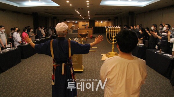성경에 기록된 실제 모양, 크기로 재현한 성막 안에서 참석자들과 함께 예배하고 있다. @=출처 수정동성결교회